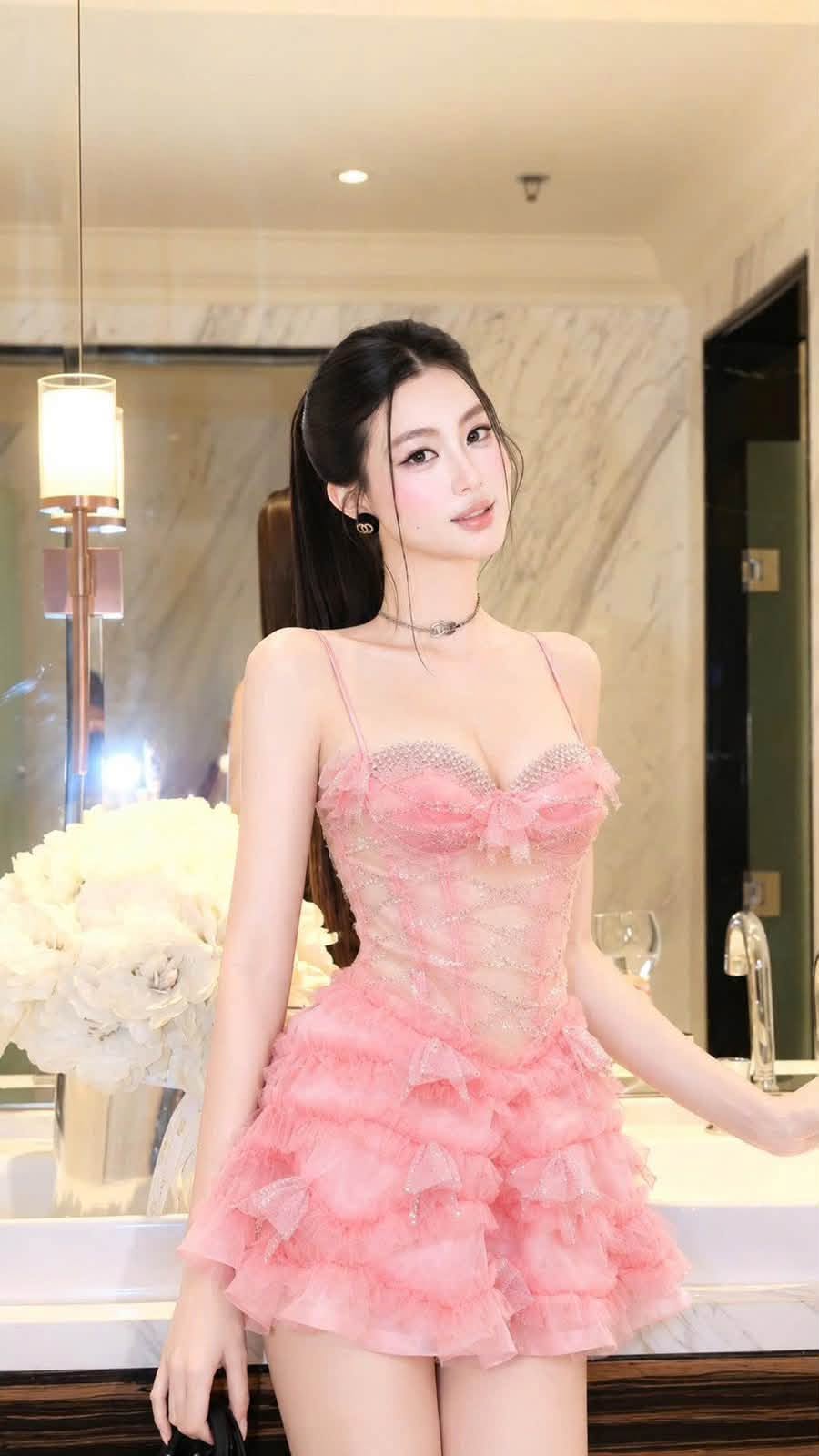ชุดสายเดี่ยวสีชมพูแต่งโบว์และระบาย